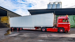 20251019-Tom-Holding-00600